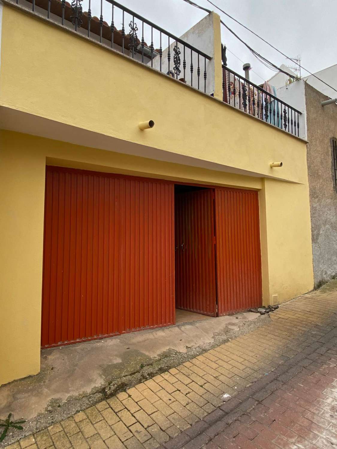 Charming 2/3  bed house with outside patio and double garage in town of Oria