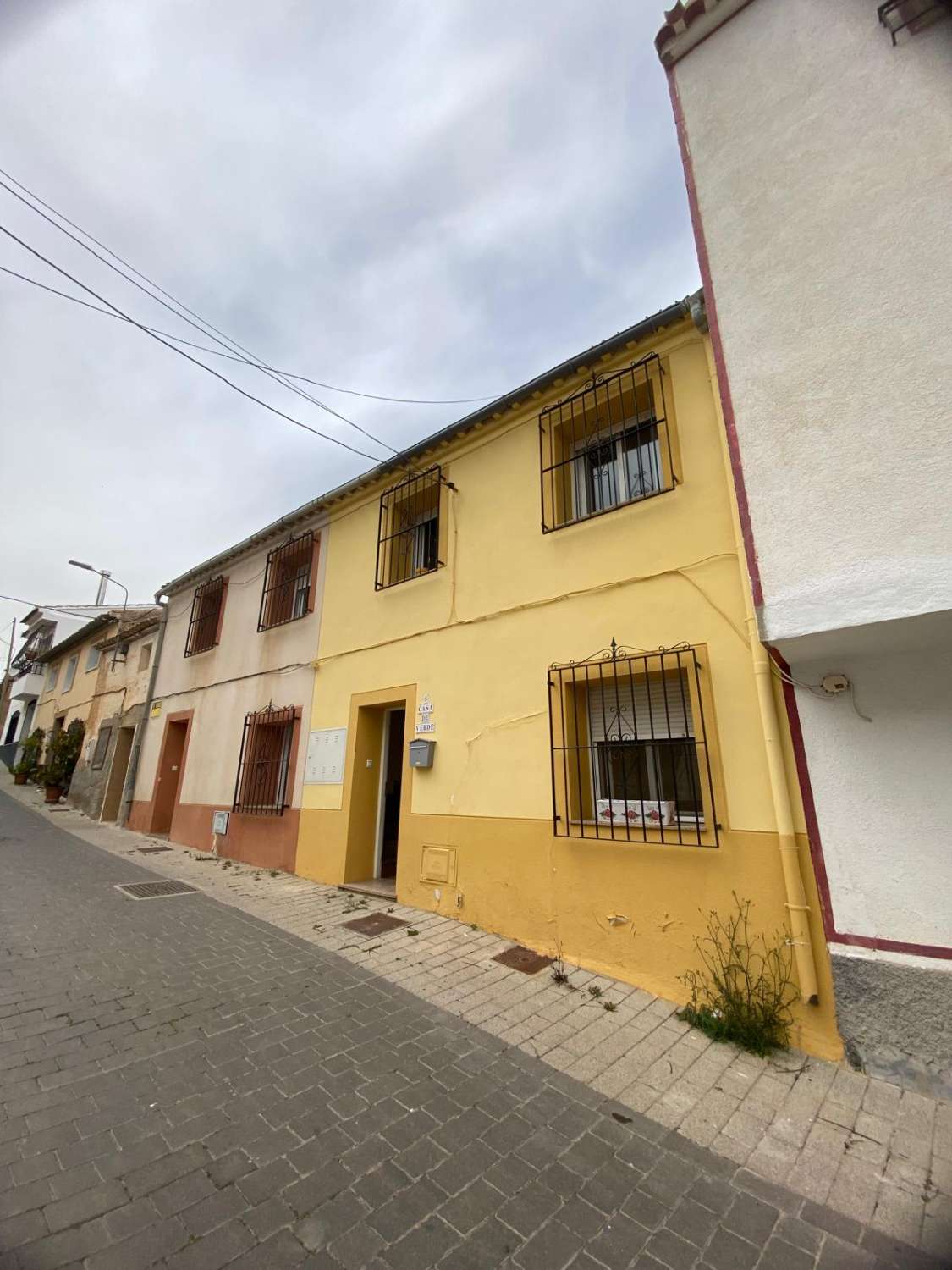 Charming 2/3  bed house with outside patio and double garage in town of Oria