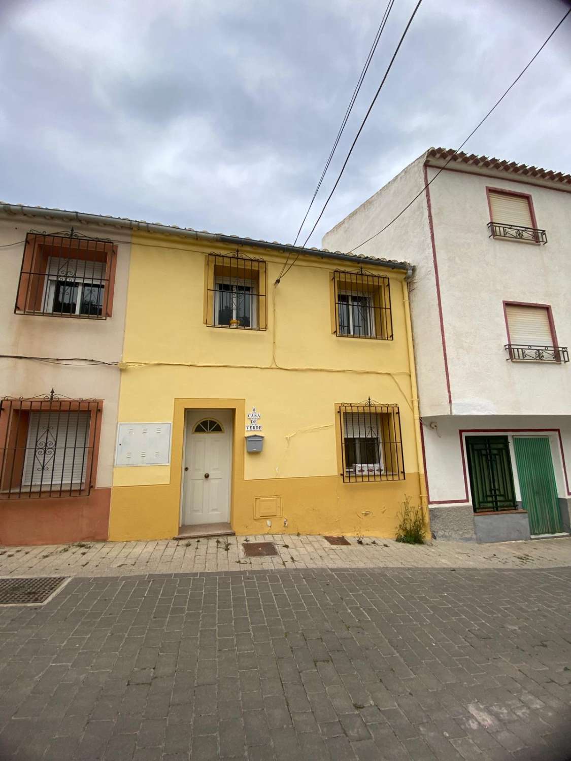 Charming 2/3  bed house with outside patio and double garage in town of Oria