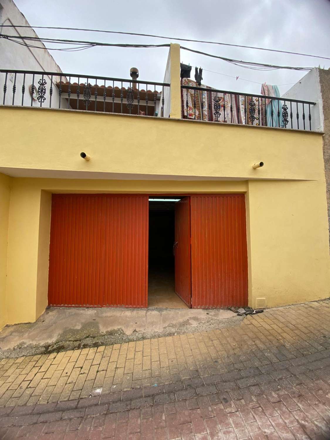 Charming 2/3  bed house with outside patio and double garage in town of Oria