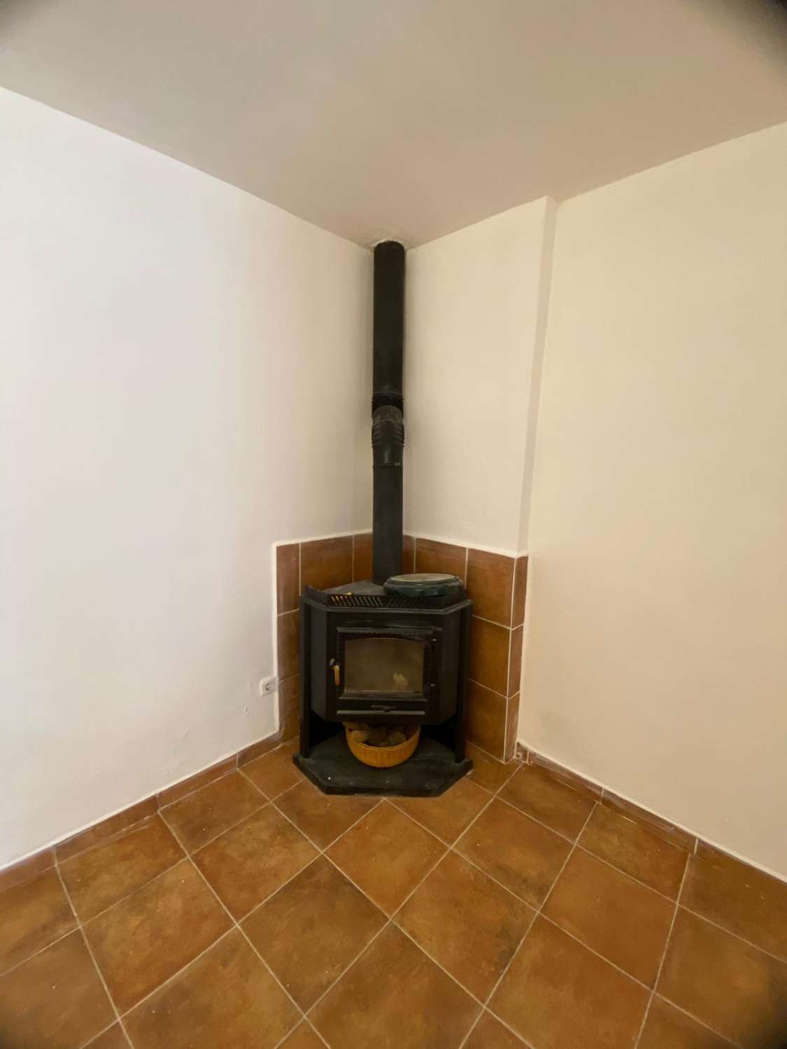 Charming 2/3  bed house with outside patio and double garage in town of Oria