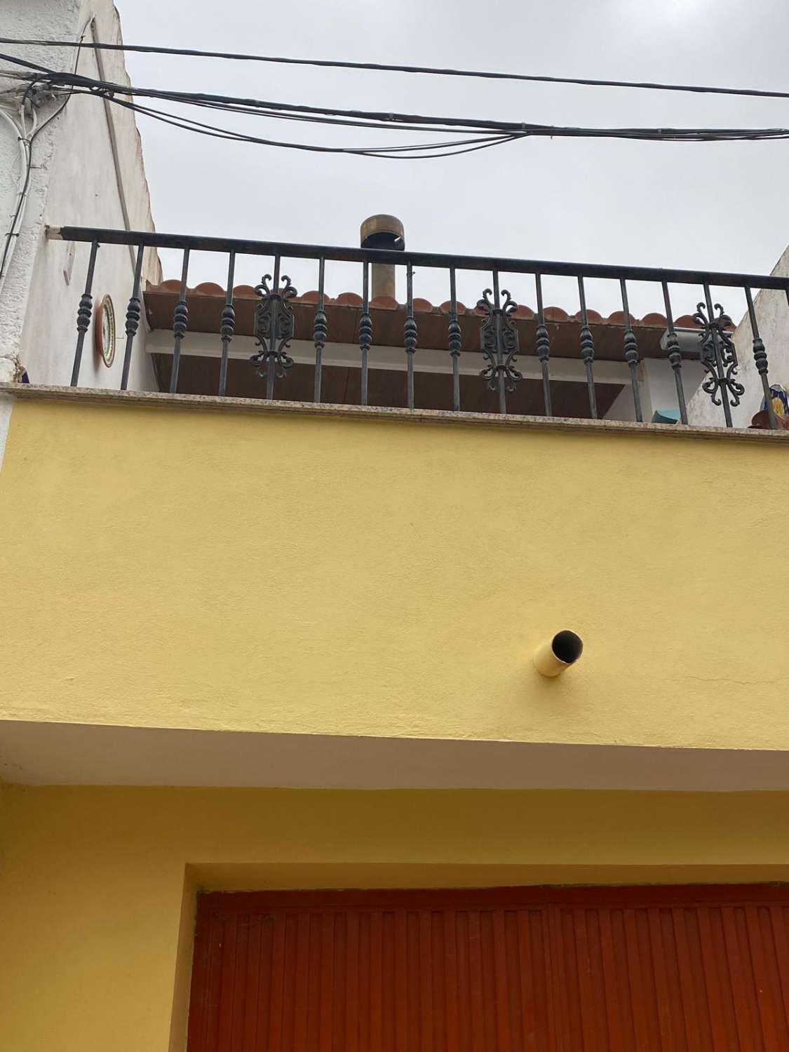 Charming 2/3  bed house with outside patio and double garage in town of Oria