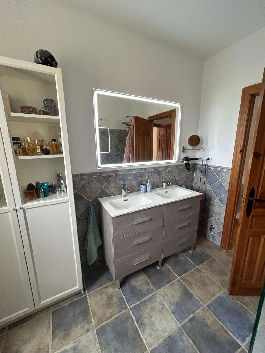 Stunning 4 bed, 3 bath, pool, casitas and views, just outside Velez Rubio