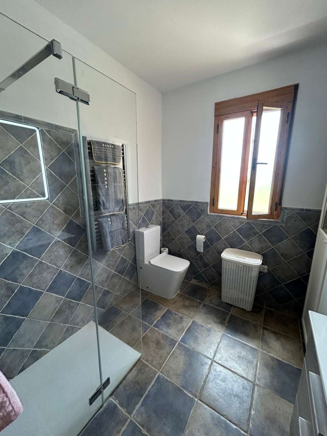 Stunning 4 bed, 3 bath, pool, casitas and views, just outside Velez Rubio