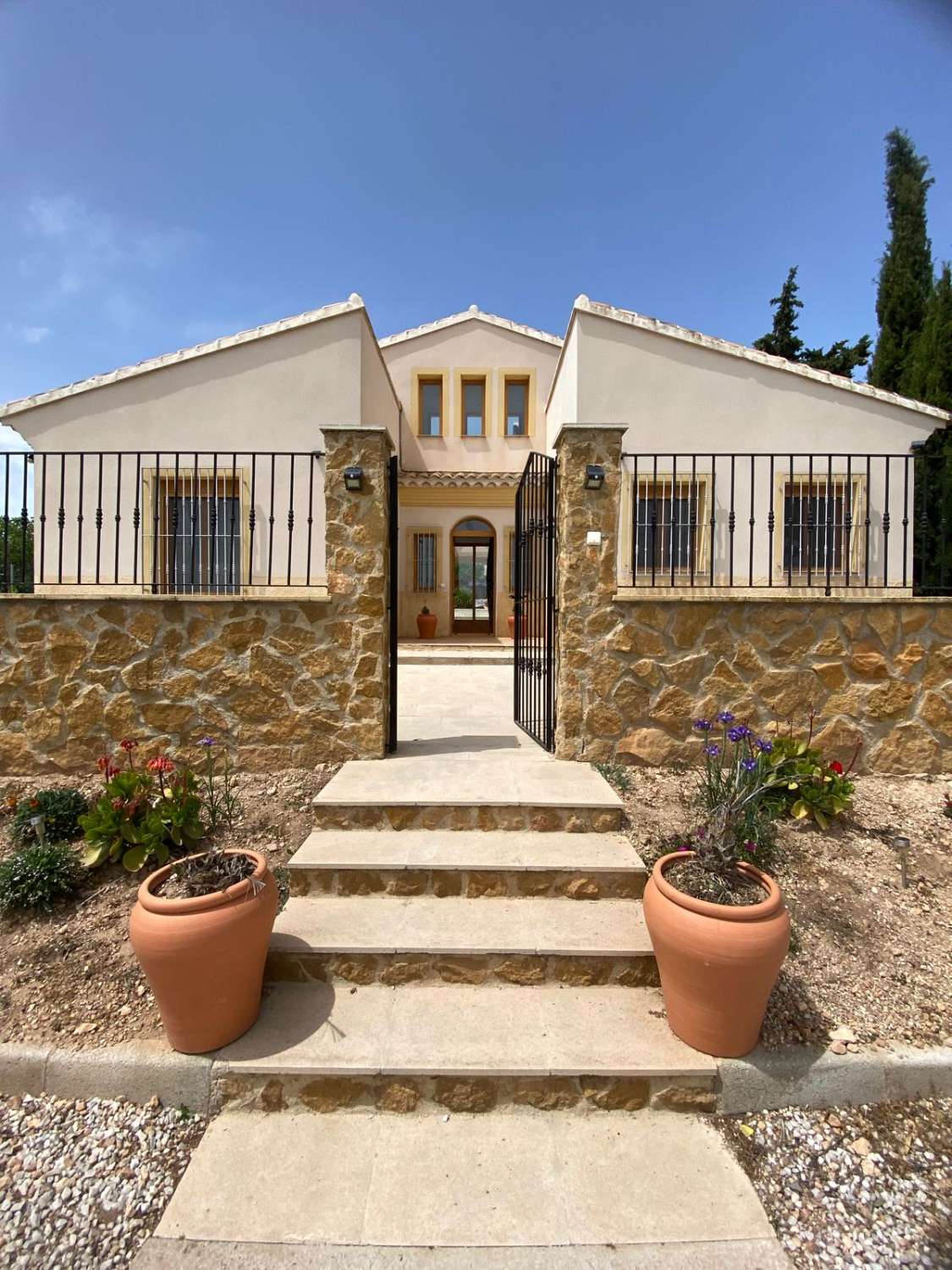 Stunning 4 bed, 3 bath, pool, casitas and views, just outside Velez Rubio