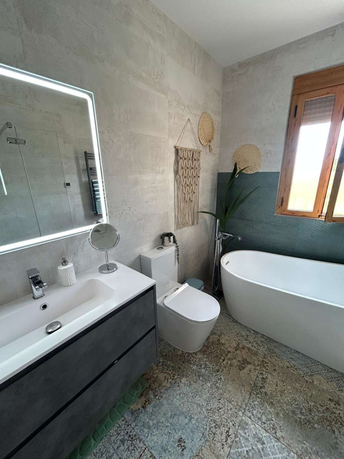 Stunning 4 bed, 3 bath, pool, casitas and views, just outside Velez Rubio