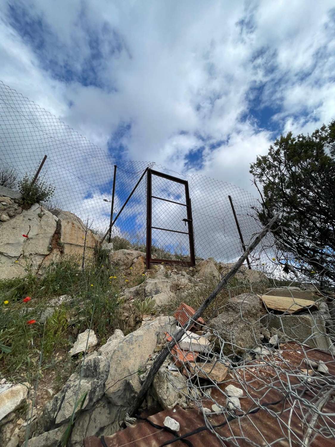 4 bed, 2 bath house with land going up into mountain