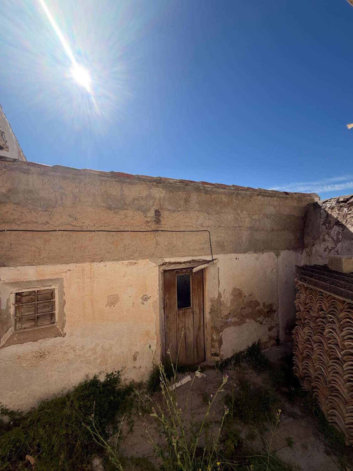 A spacious village house with fantastic potential, right in the heart of Vélez Blanco with garden and garage