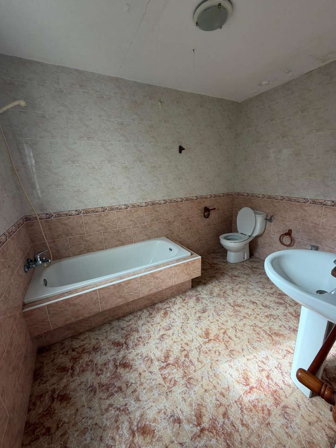 A spacious village house with fantastic potential, right in the heart of Vélez Blanco with garden and garage
