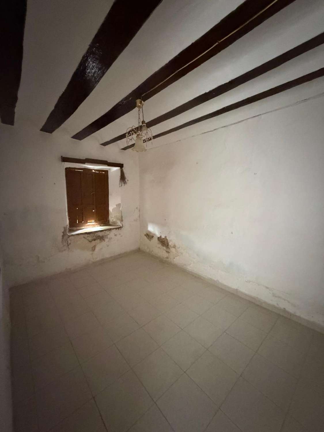 A spacious village house with fantastic potential, right in the heart of Vélez Blanco with garden and garage