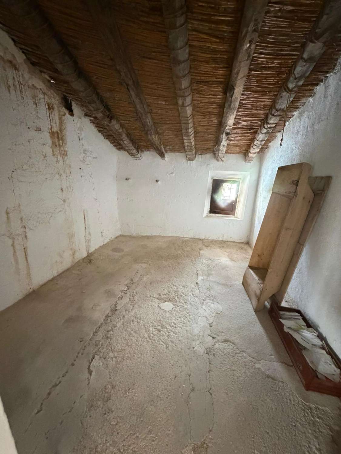 A spacious village house with fantastic potential, right in the heart of Vélez Blanco with garden and garage