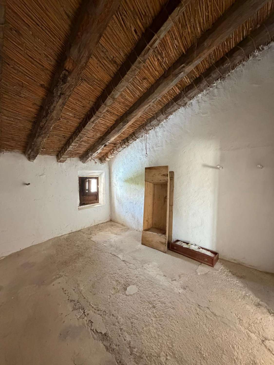 A spacious village house with fantastic potential, right in the heart of Vélez Blanco with garden and garage