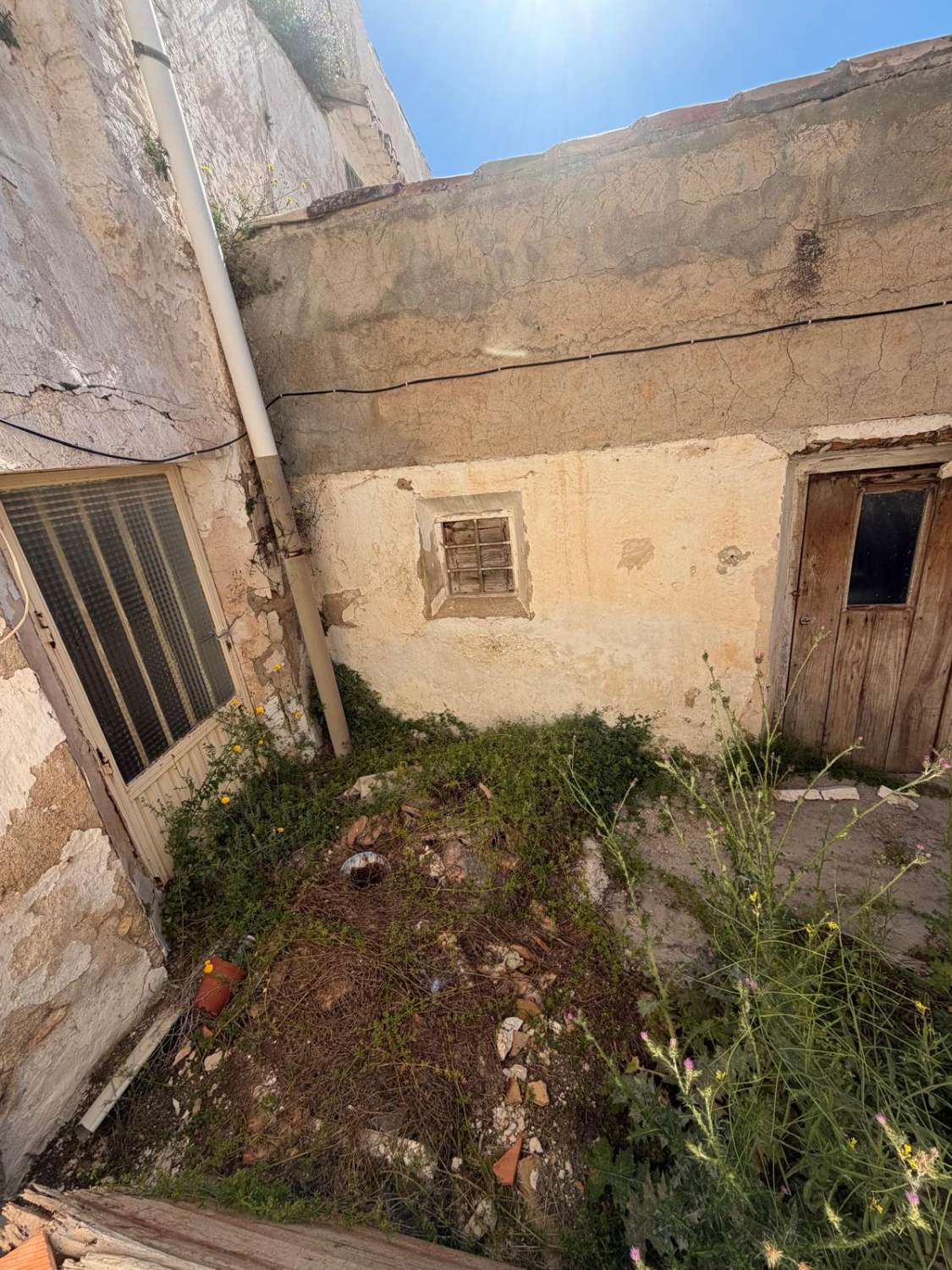 A spacious village house with fantastic potential, right in the heart of Vélez Blanco with garden and garage