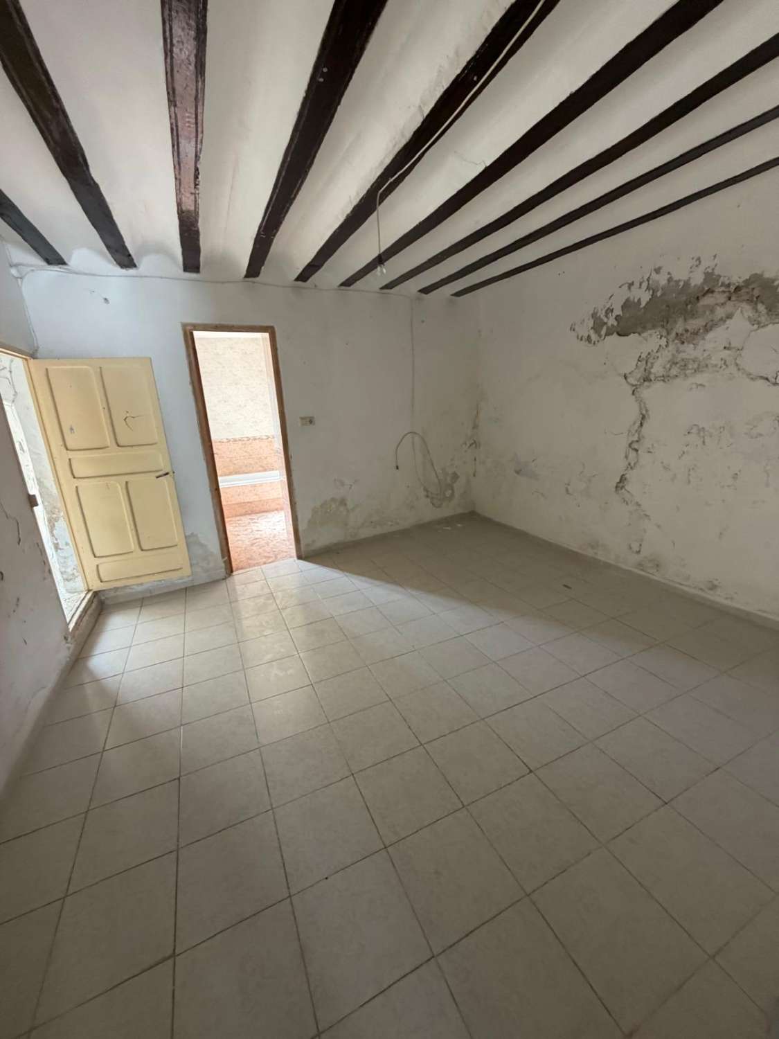 A spacious village house with fantastic potential, right in the heart of Vélez Blanco with garden and garage