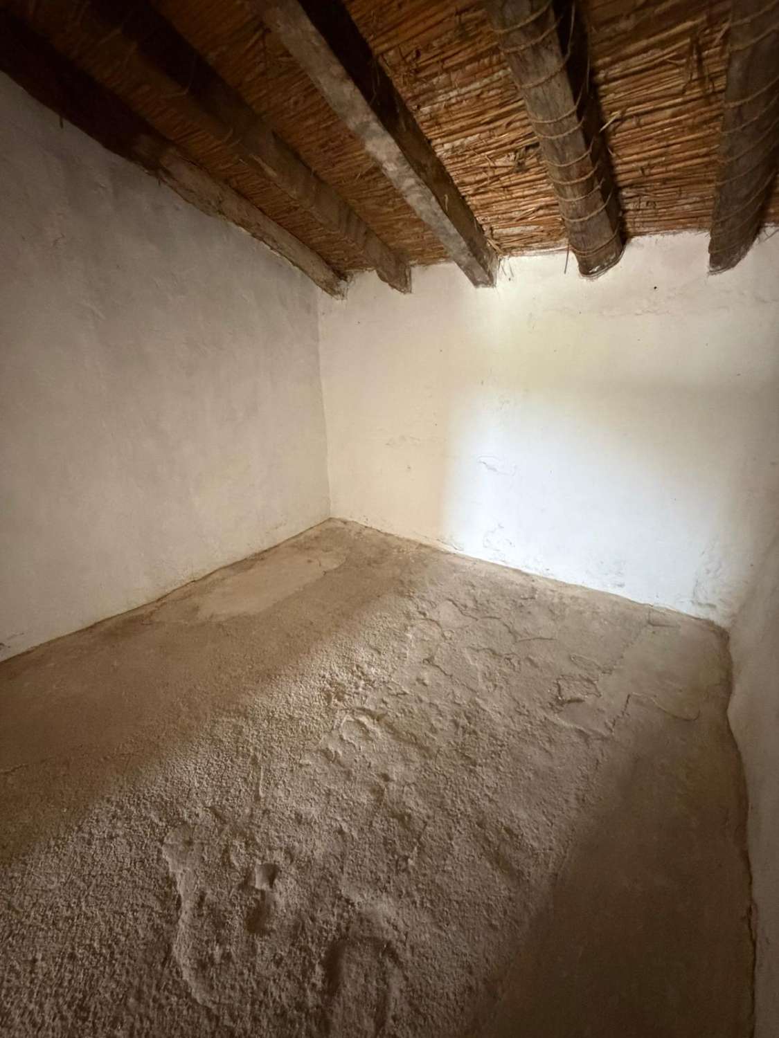 A spacious village house with fantastic potential, right in the heart of Vélez Blanco with garden and garage