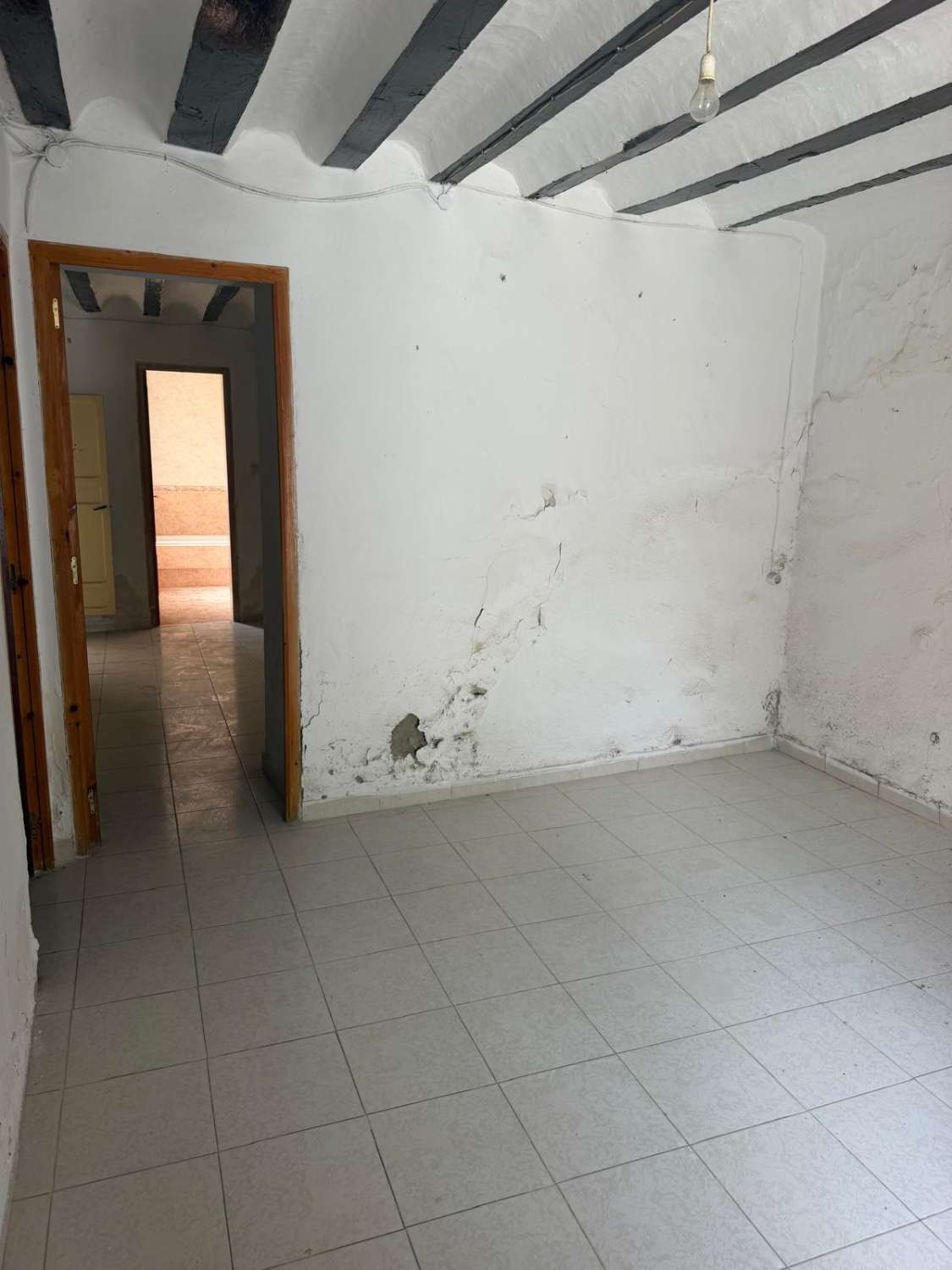 A spacious village house with fantastic potential, right in the heart of Vélez Blanco with garden and garage