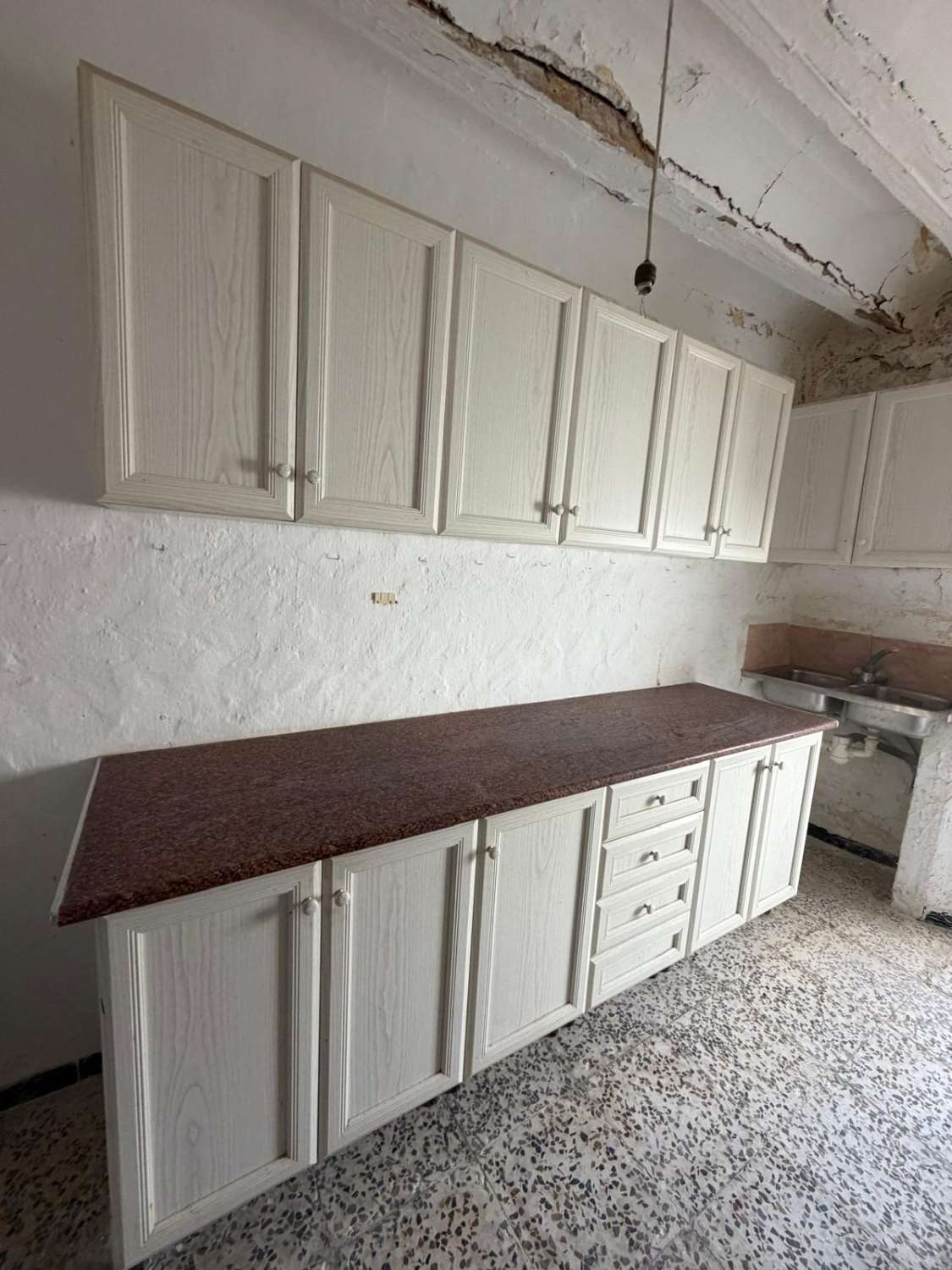 A spacious village house with fantastic potential, right in the heart of Vélez Blanco with garden and garage