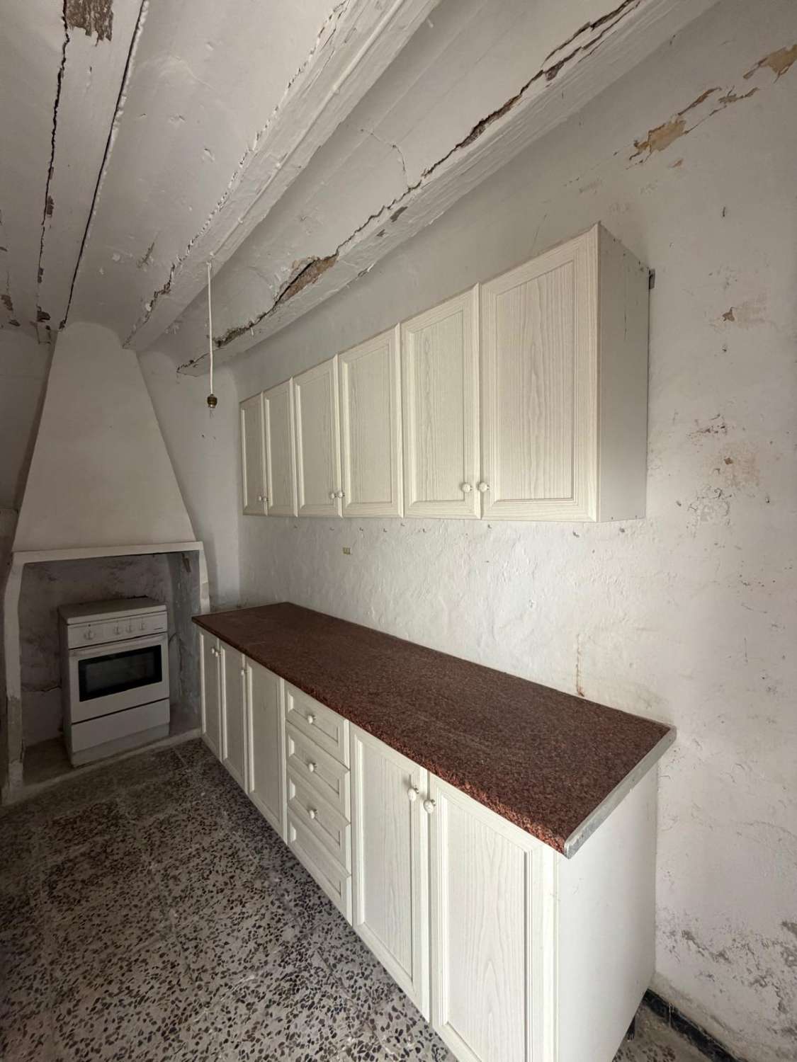 A spacious village house with fantastic potential, right in the heart of Vélez Blanco with garden and garage