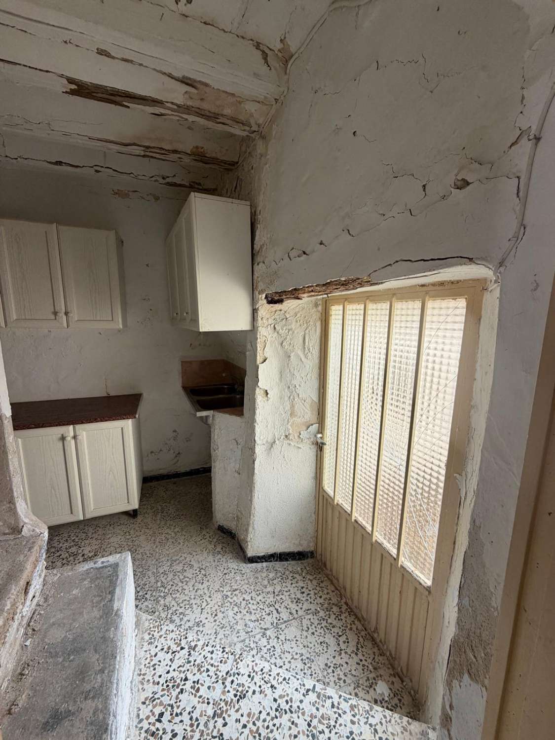 A spacious village house with fantastic potential, right in the heart of Vélez Blanco with garden and garage