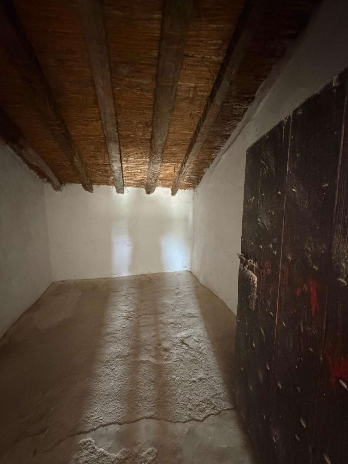 A spacious village house with fantastic potential, right in the heart of Vélez Blanco with garden and garage