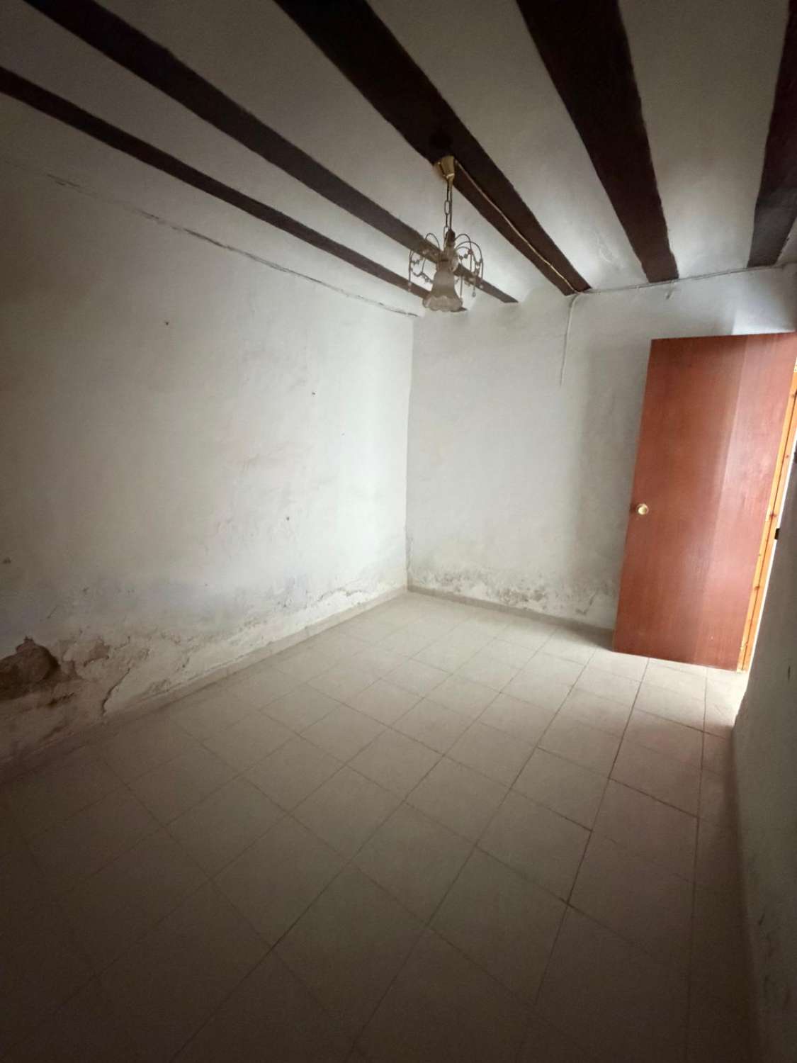 A spacious village house with fantastic potential, right in the heart of Vélez Blanco with garden and garage