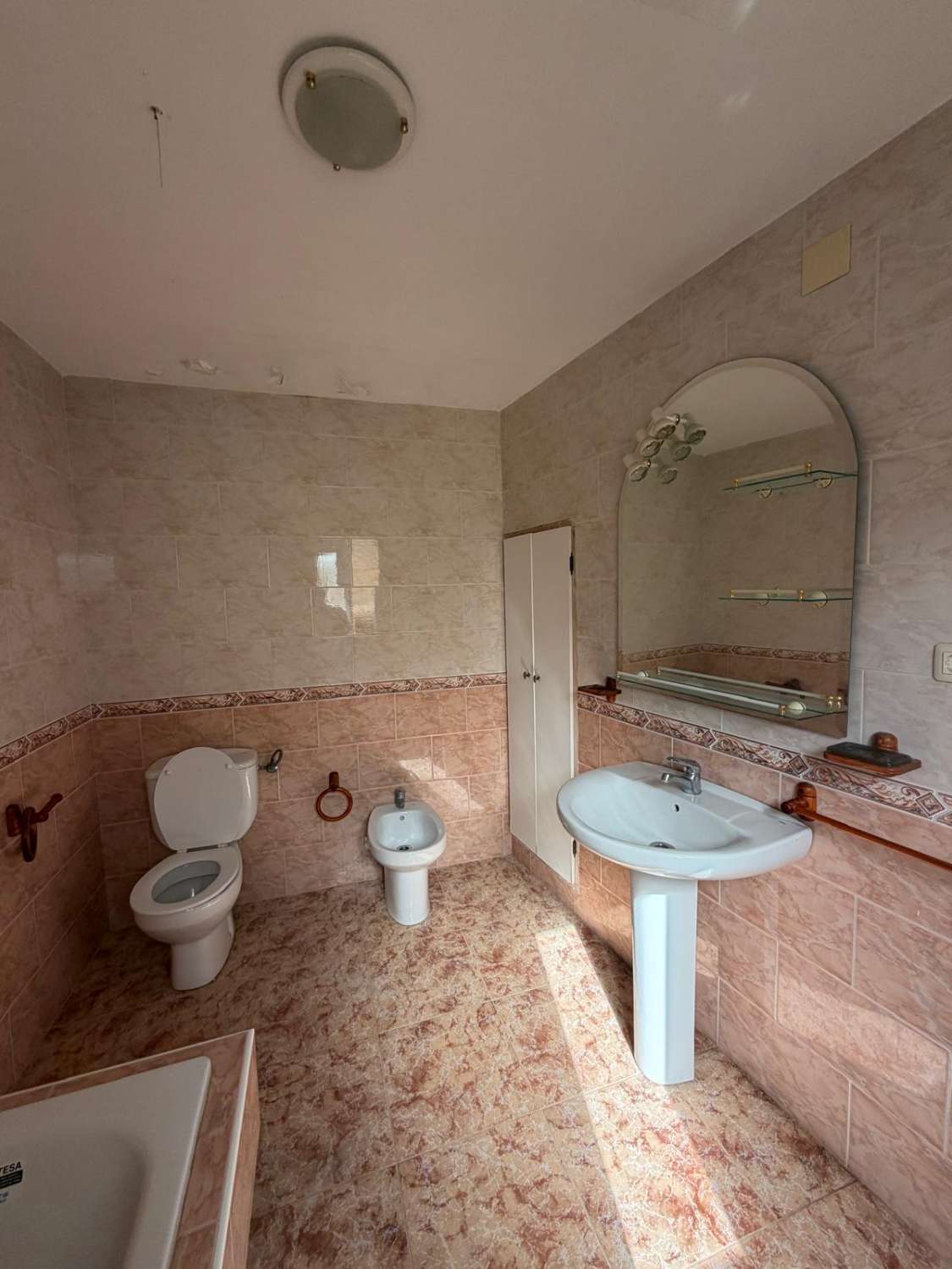 A spacious village house with fantastic potential, right in the heart of Vélez Blanco with garden and garage