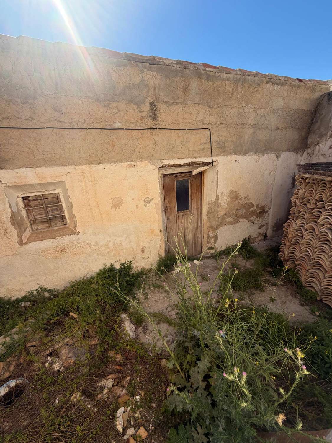A spacious village house with fantastic potential, right in the heart of Vélez Blanco with garden and garage