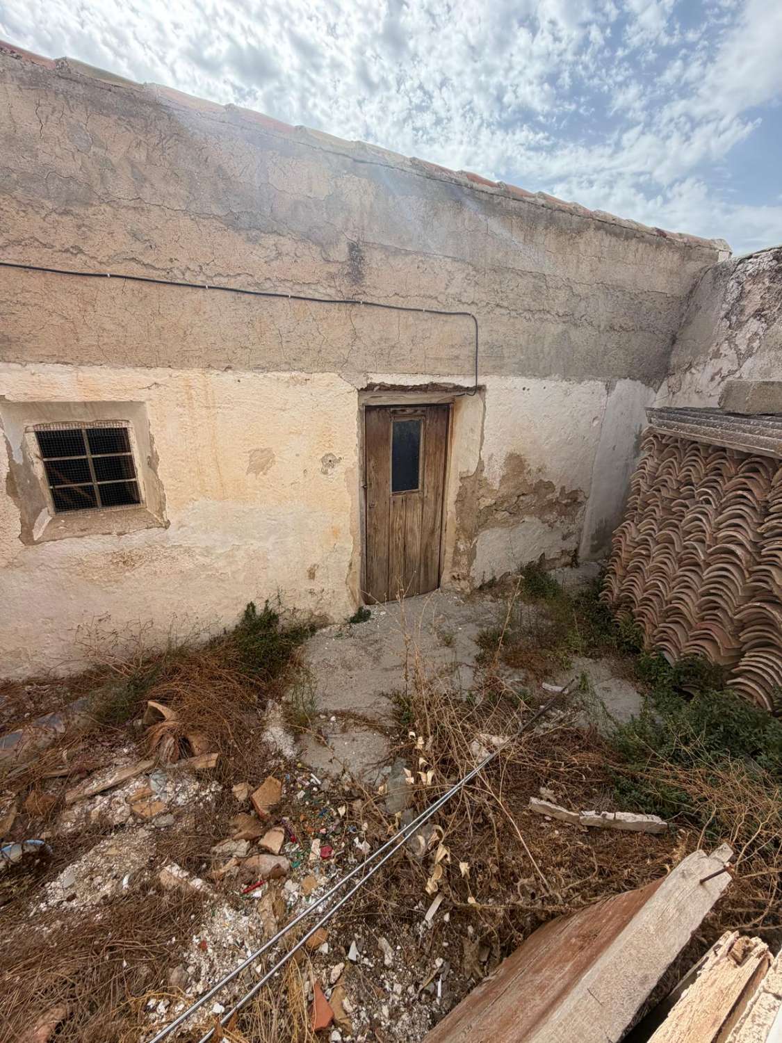 A spacious village house with fantastic potential, right in the heart of Vélez Blanco with garden and garage