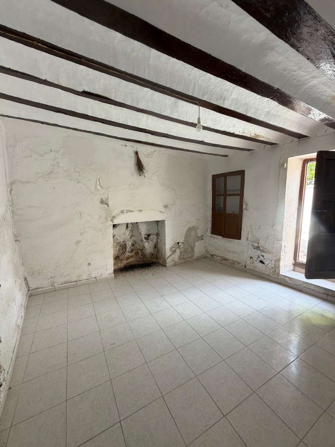 A spacious village house with fantastic potential, right in the heart of Vélez Blanco with garden and garage