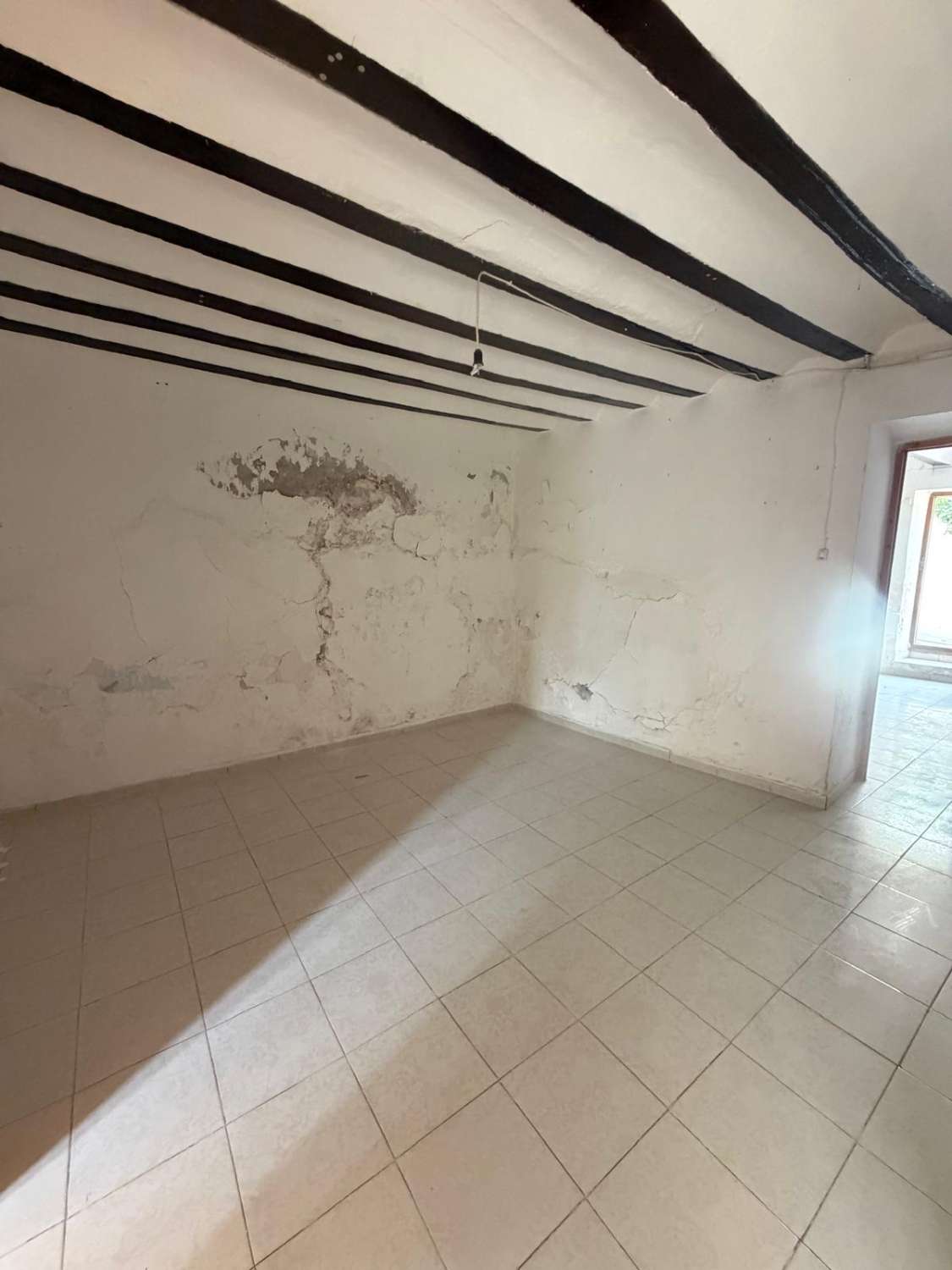 A spacious village house with fantastic potential, right in the heart of Vélez Blanco with garden and garage