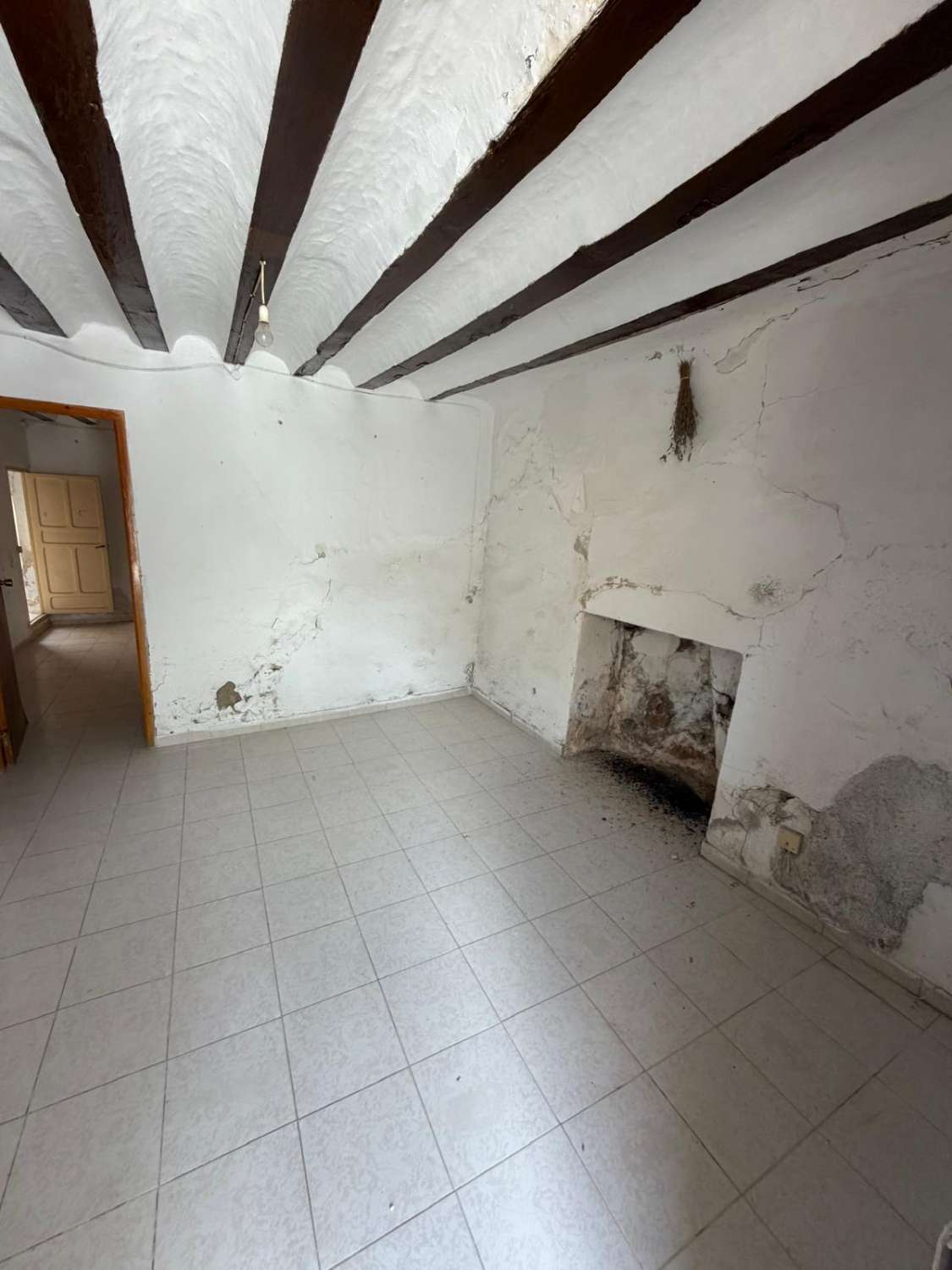 A spacious village house with fantastic potential, right in the heart of Vélez Blanco with garden and garage