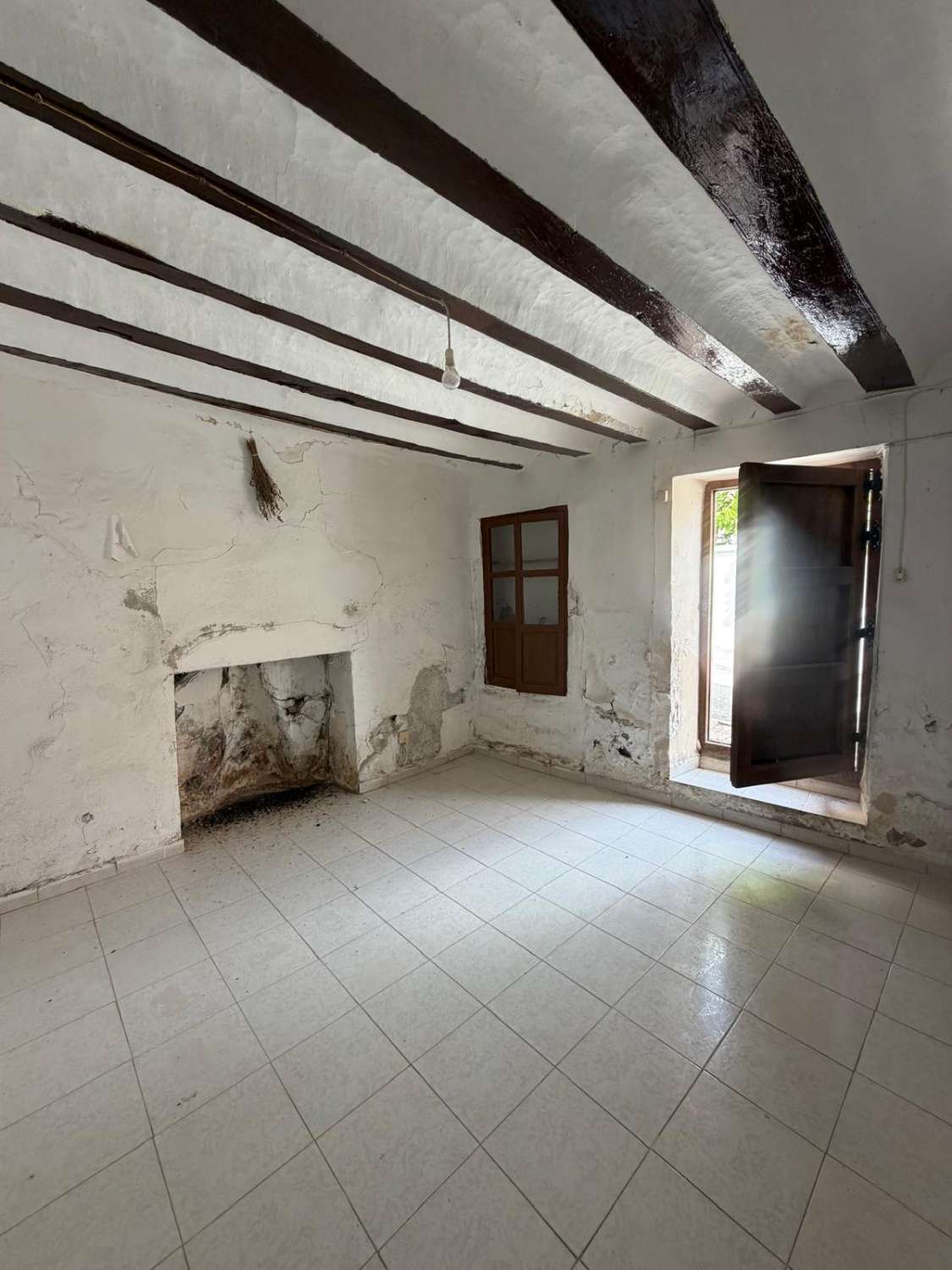 A spacious village house with fantastic potential, right in the heart of Vélez Blanco with garden and garage