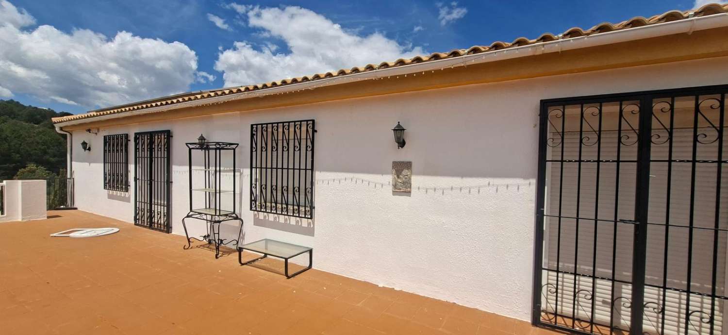 Stunning 4 bedroom, 3 bathroom house with pool near Vélez-Rubio with land