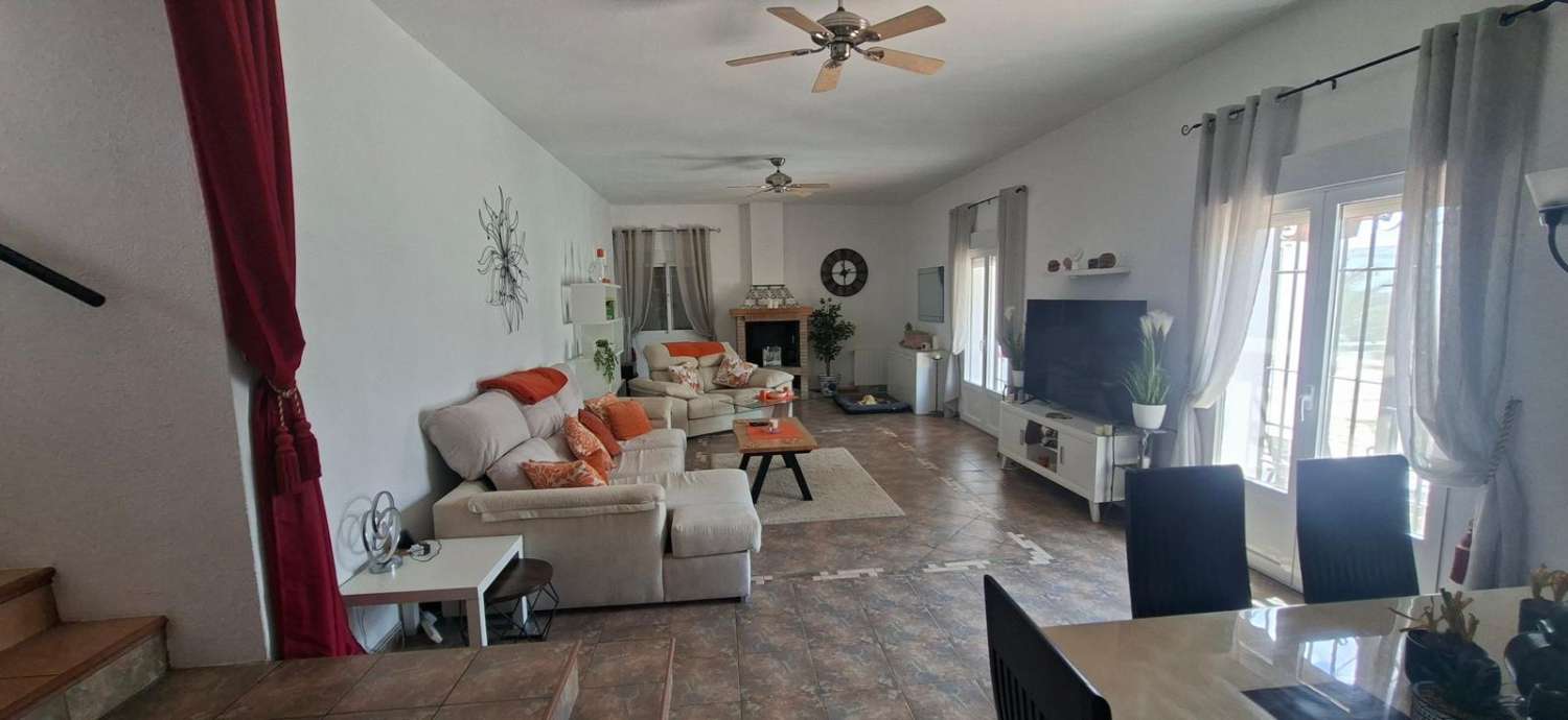 Stunning 4 bedroom, 3 bathroom house with pool near Vélez-Rubio with land