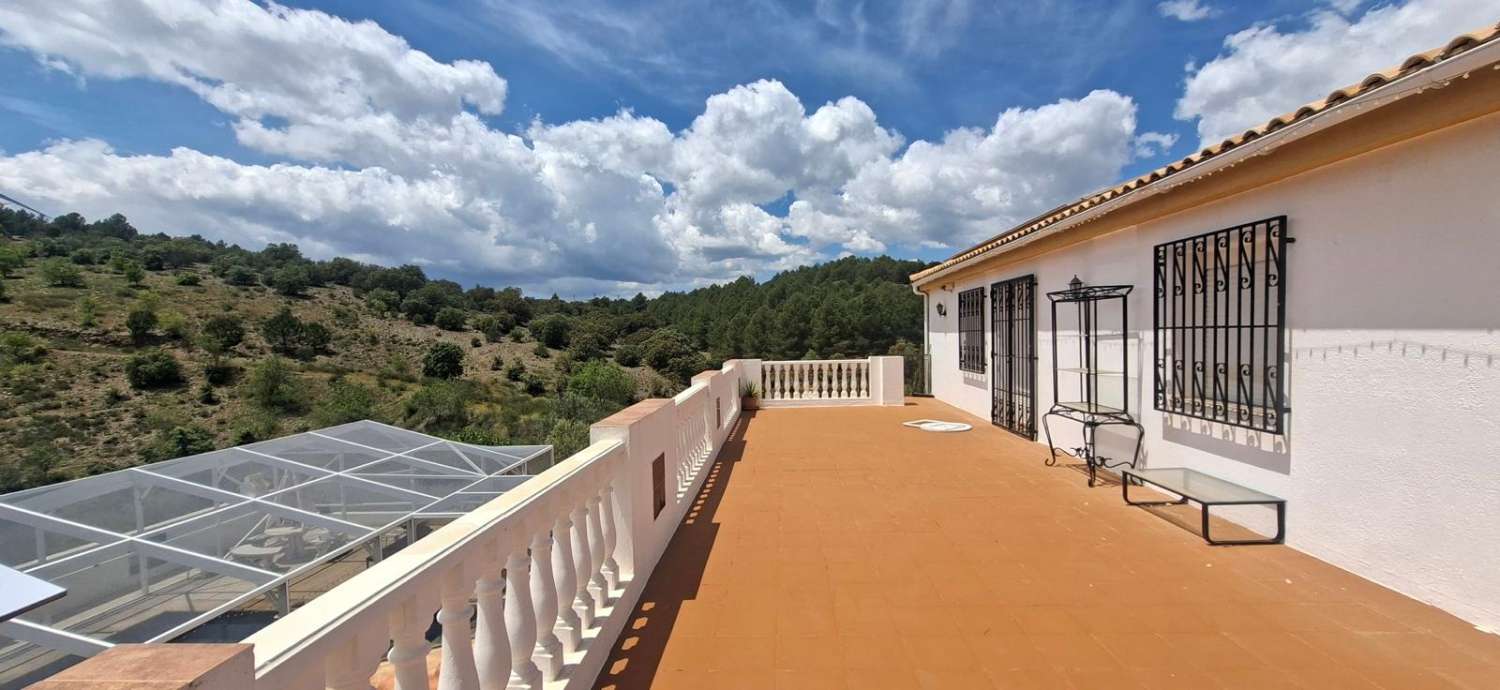 Stunning 4 bedroom, 3 bathroom house with pool near Vélez-Rubio with land