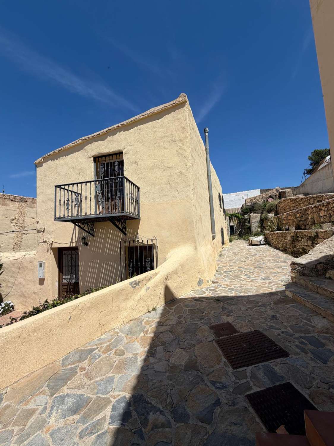 Stunning 3 bed, 3 bath house with gardens and outside patios in heart of Oria