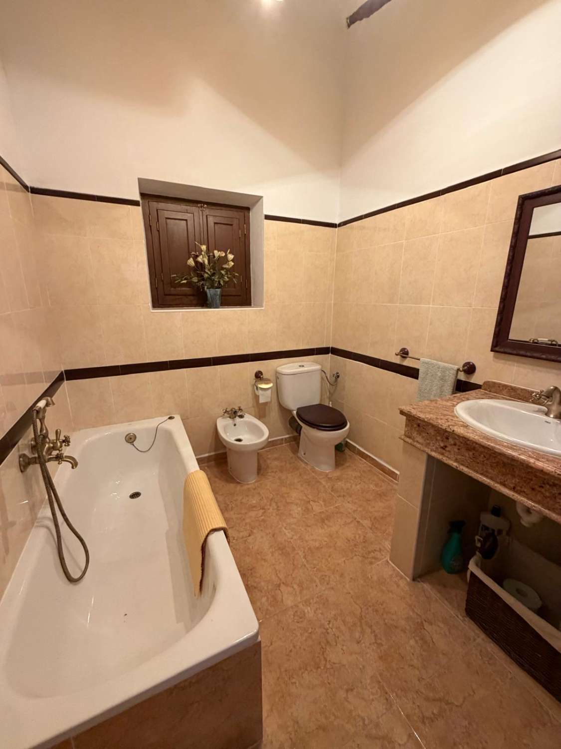 Stunning 3 bed, 3 bath house with gardens and outside patios in heart of Oria