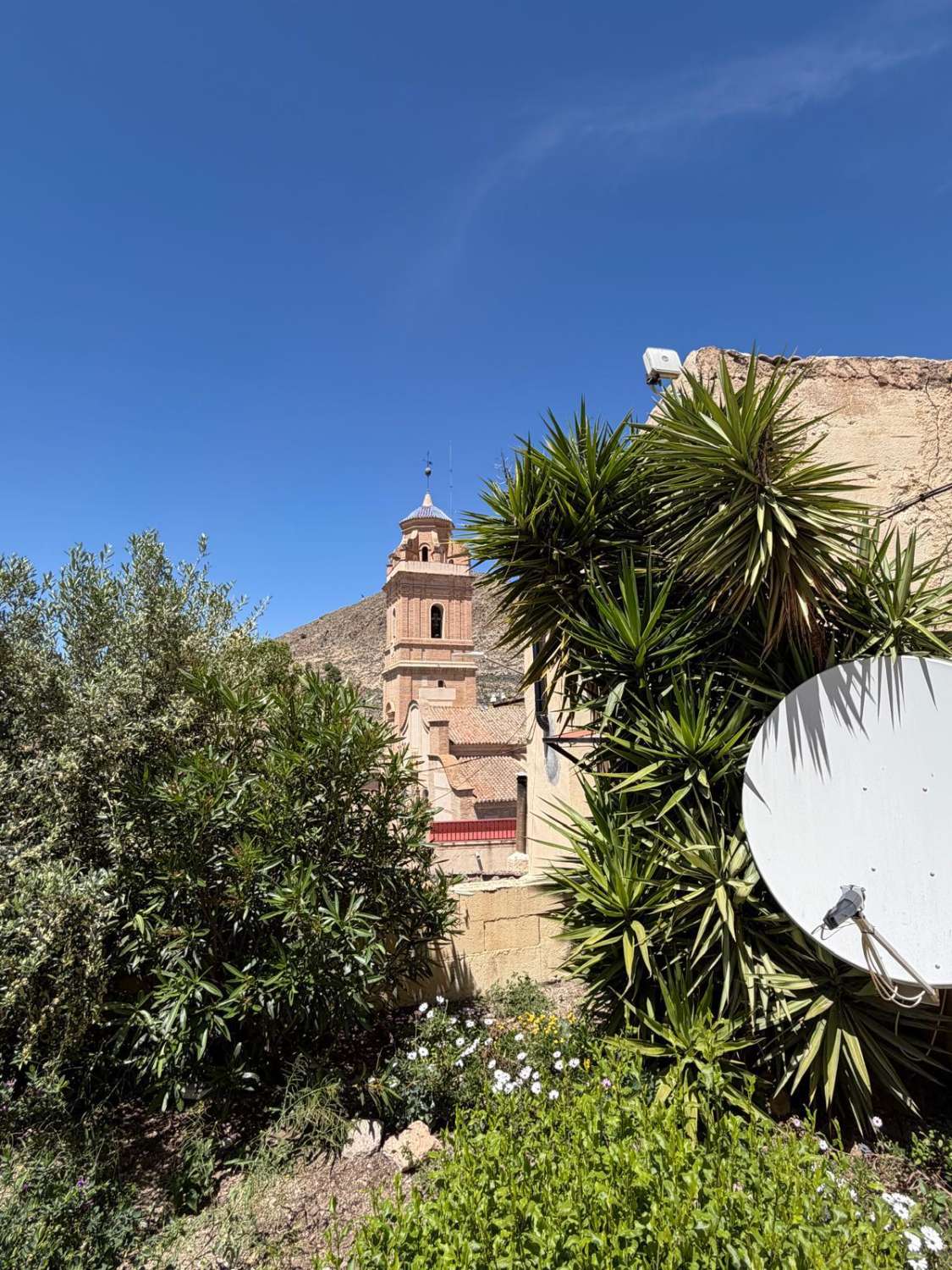 Stunning 3 bed, 3 bath house with gardens and outside patios in heart of Oria