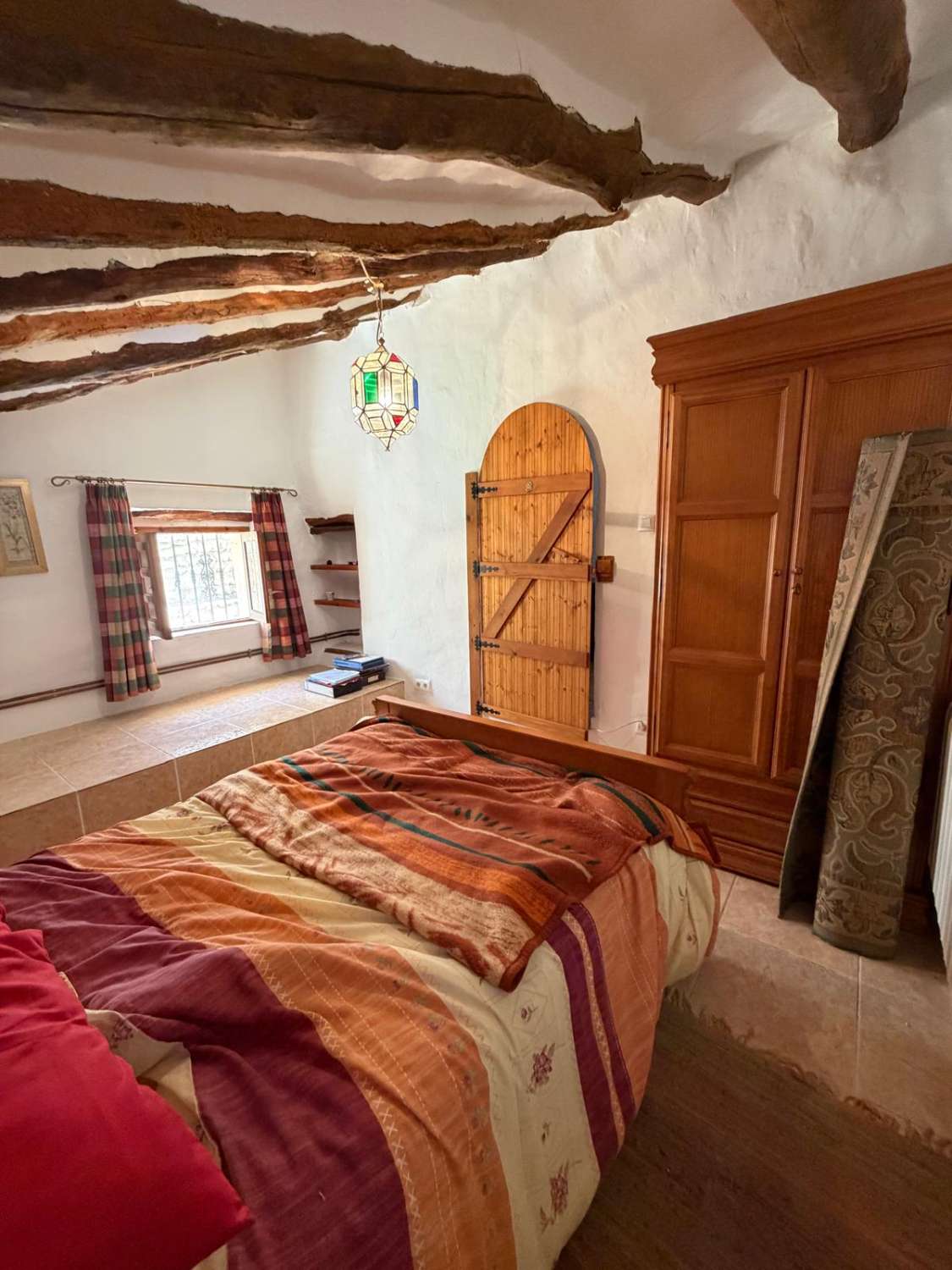 Stunning 3 bed, 3 bath house with gardens and outside patios in heart of Oria