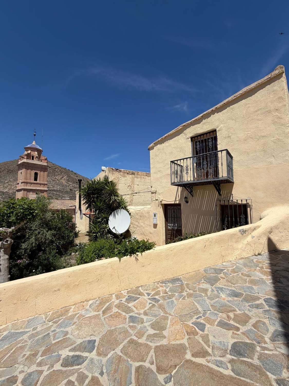 Stunning 3 bed, 3 bath house with gardens and outside patios in heart of Oria