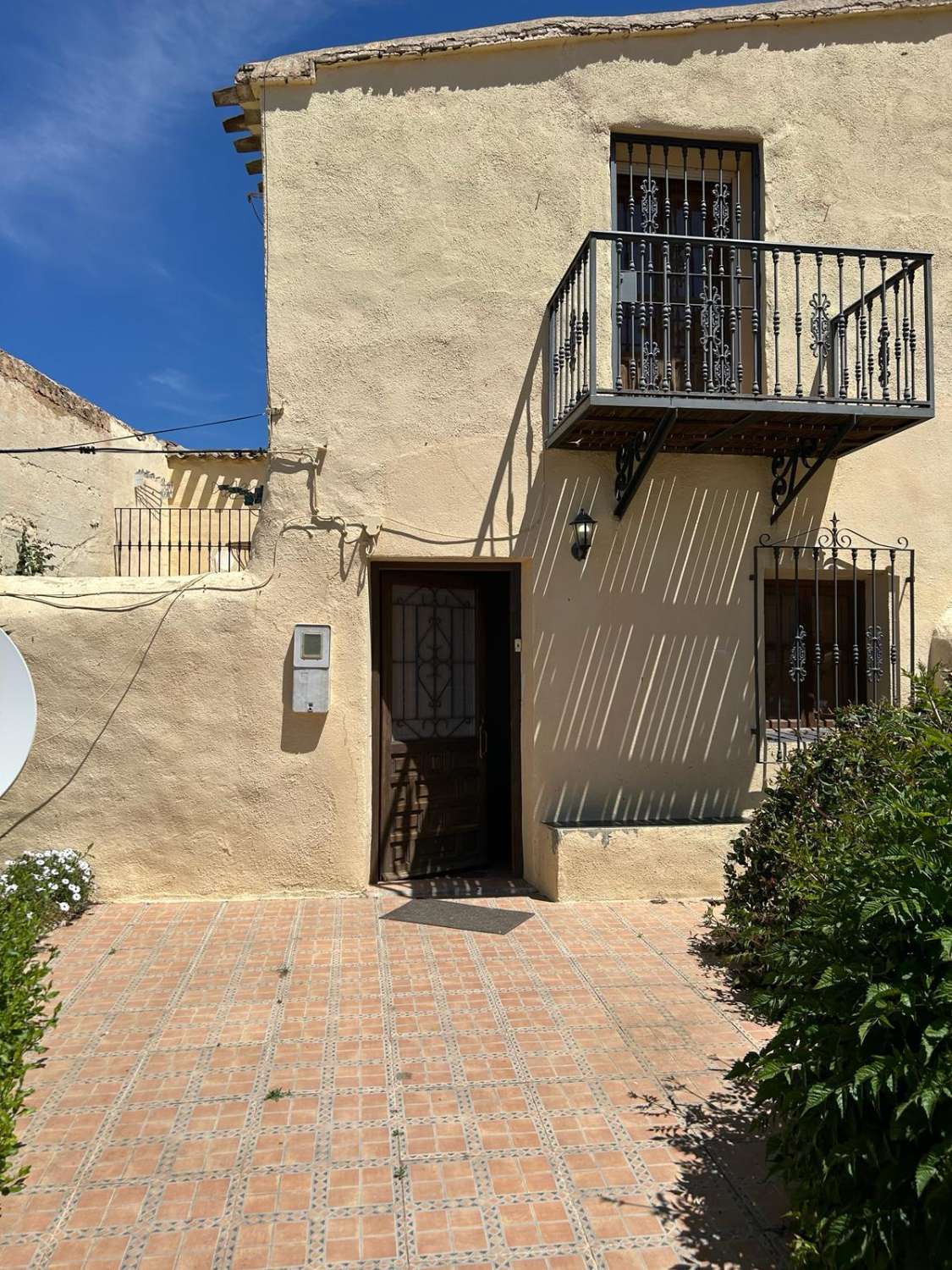 Stunning 3 bed, 3 bath house with gardens and outside patios in heart of Oria