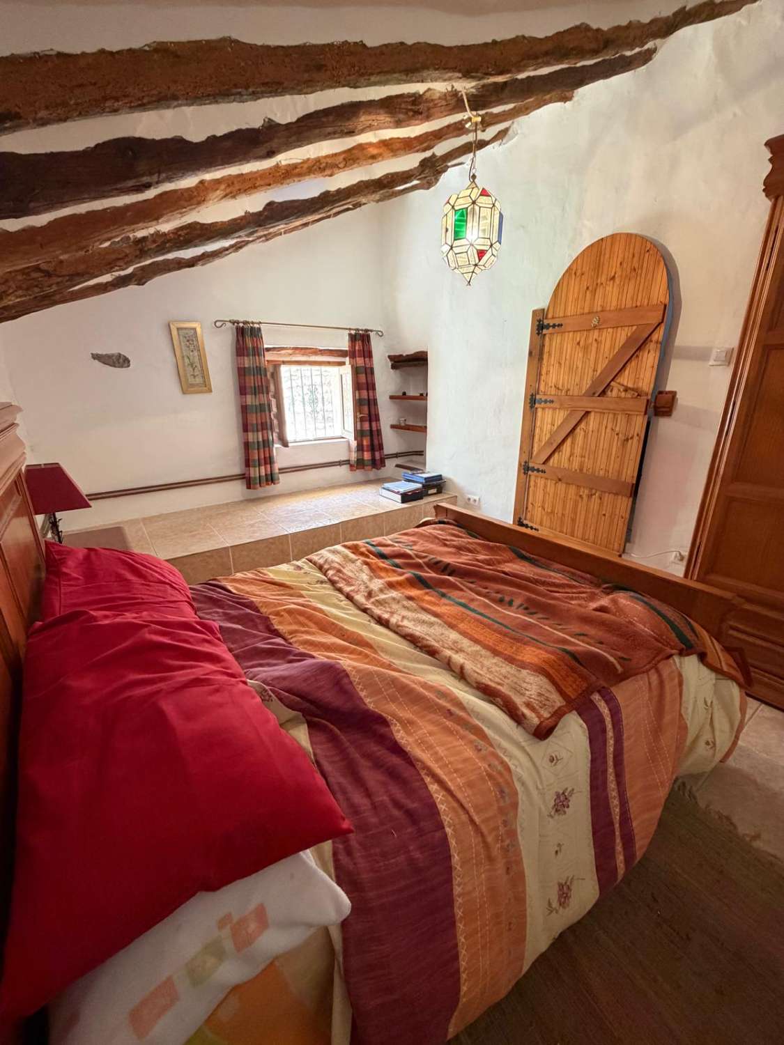Stunning 3 bed, 3 bath house with gardens and outside patios in heart of Oria