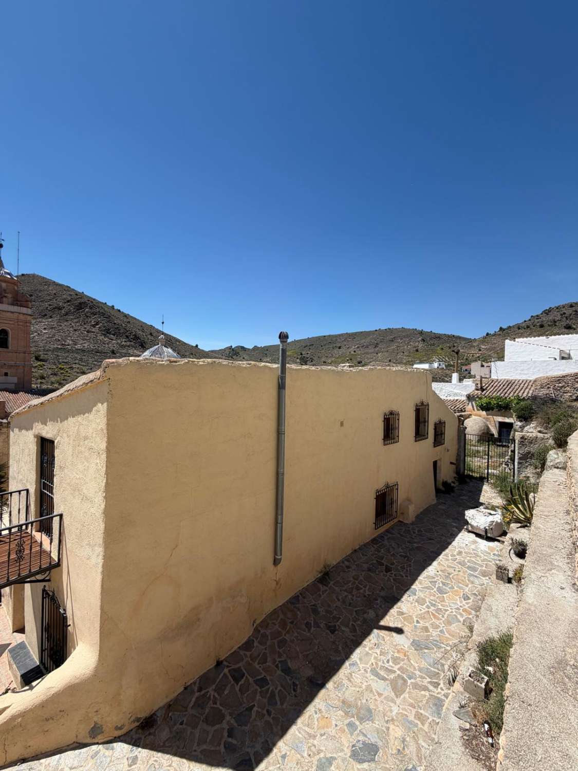 Stunning 3 bed, 3 bath house with gardens and outside patios in heart of Oria