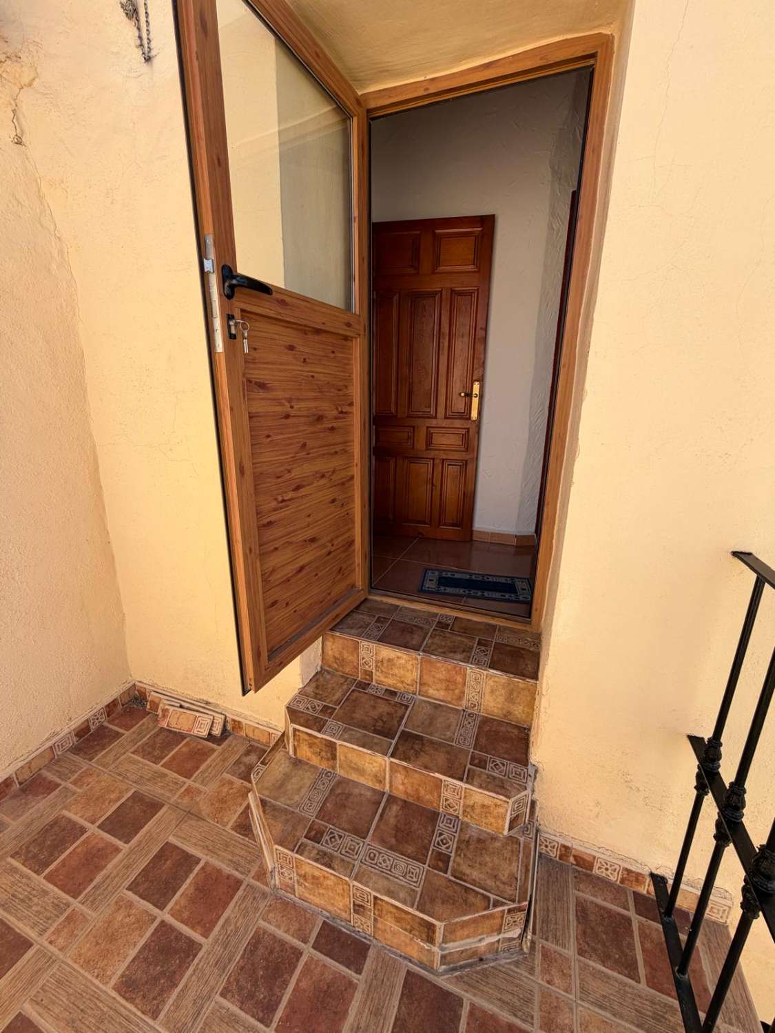 Stunning 3 bed, 3 bath house with gardens and outside patios in heart of Oria