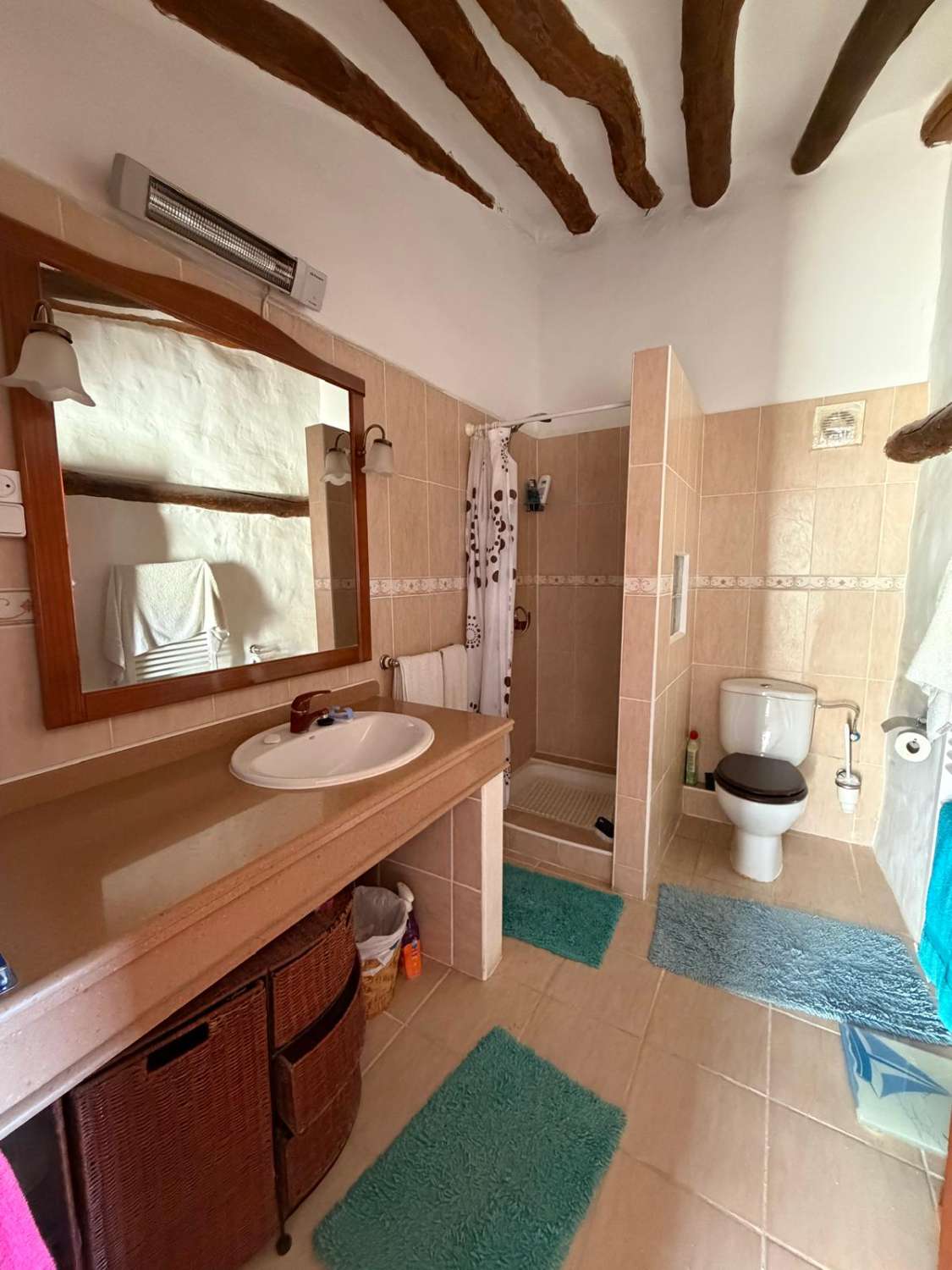 Stunning 3 bed, 3 bath house with gardens and outside patios in heart of Oria