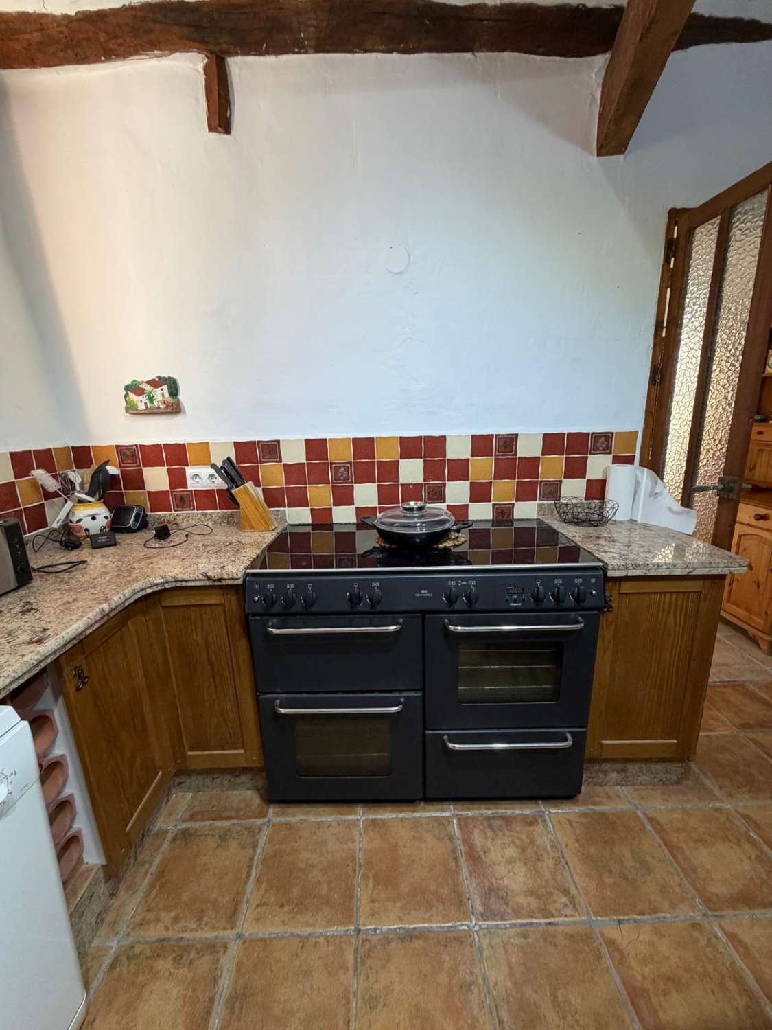 Stunning 3 bed, 3 bath house with gardens and outside patios in heart of Oria