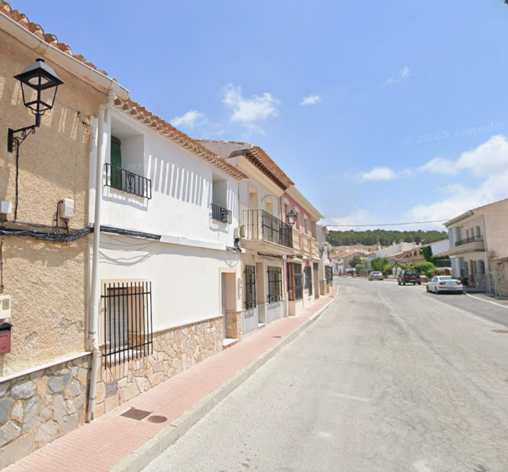 5 bed, 2 bath house in Maria with good sized outside courtyard