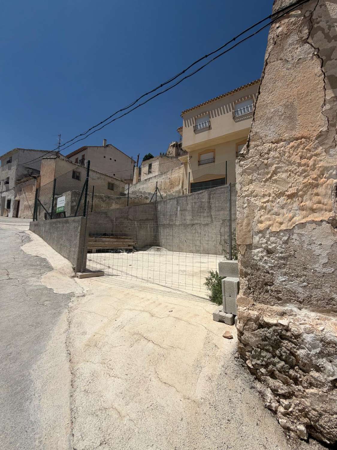 End of Terrace house for reform with enclosed patio/garden to side and back in Velez Blanco