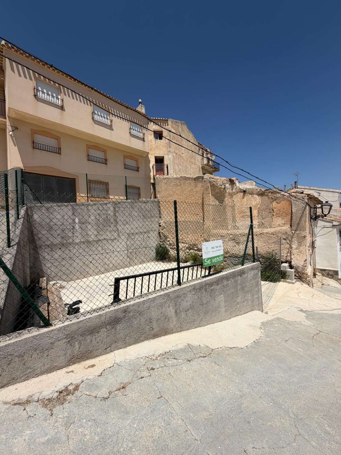 End of Terrace house for reform with enclosed patio/garden to side and back in Velez Blanco