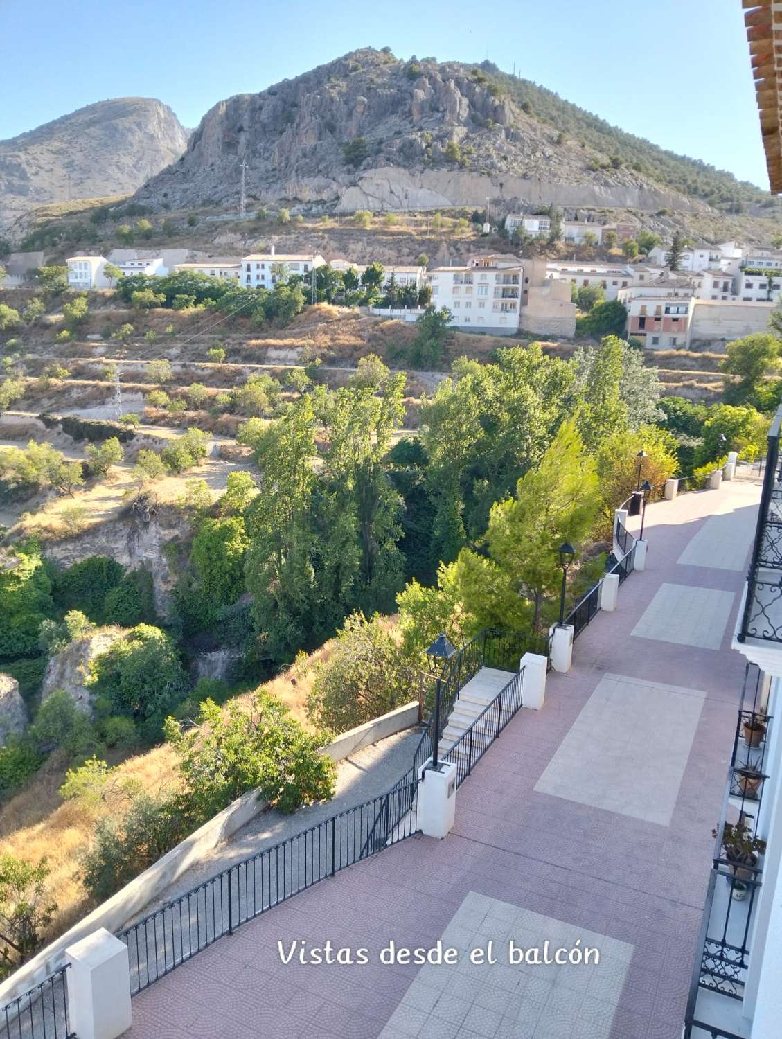 Stunning High-End 3-Bedroom Apartment with Exceptional Mountain Views and car parking